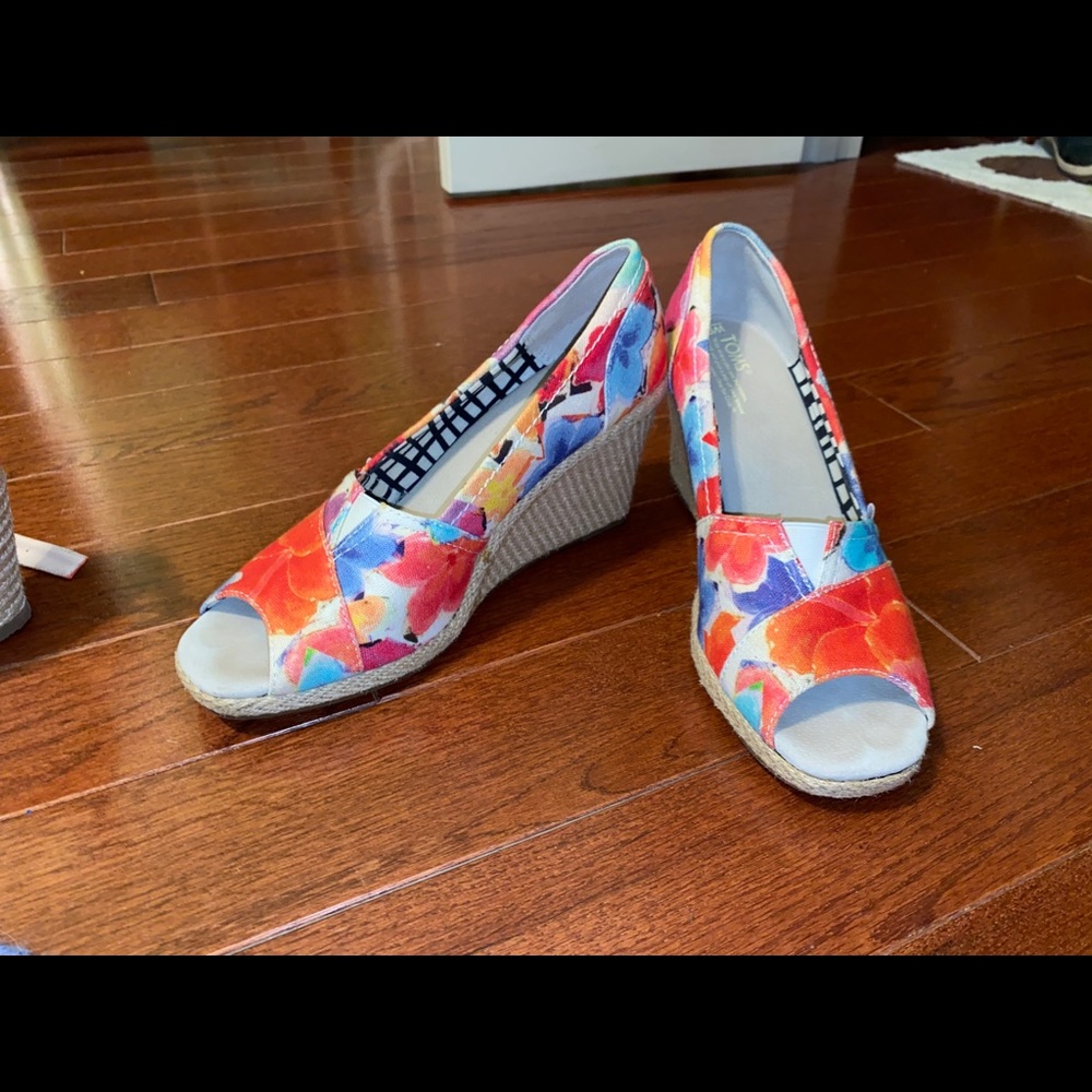 Toms floral wedges